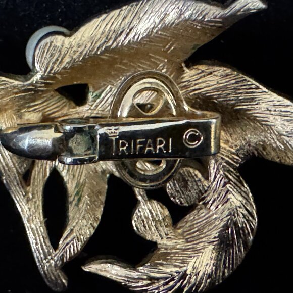 Vintage Crown Trifari Brushed Gold Tone Floral Brooch & Earrings Faux  Pearls - Picture 13 of 14